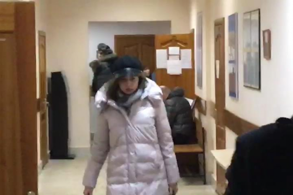 В этот раз потерпевшая явилась в суд вовремя, без опозданий В этот раз потерпевшая явилась в суд вовремя, без опозданий