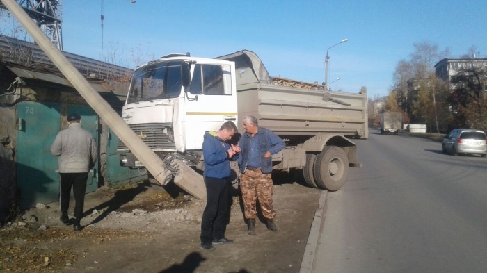 Чтобы остановить свой грузовик, водителю пришлось сломать столб Чтобы остановить свой грузовик, водителю пришлось сломать столб
