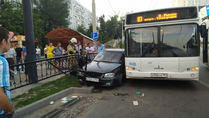 «Женщине оторвало ногу»: автобус и легковой автомобиль столкнулись в Ростове