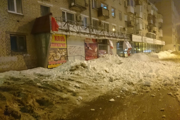 Снег упал на кровлю поздно вечером Снег упал на кровлю поздно вечером