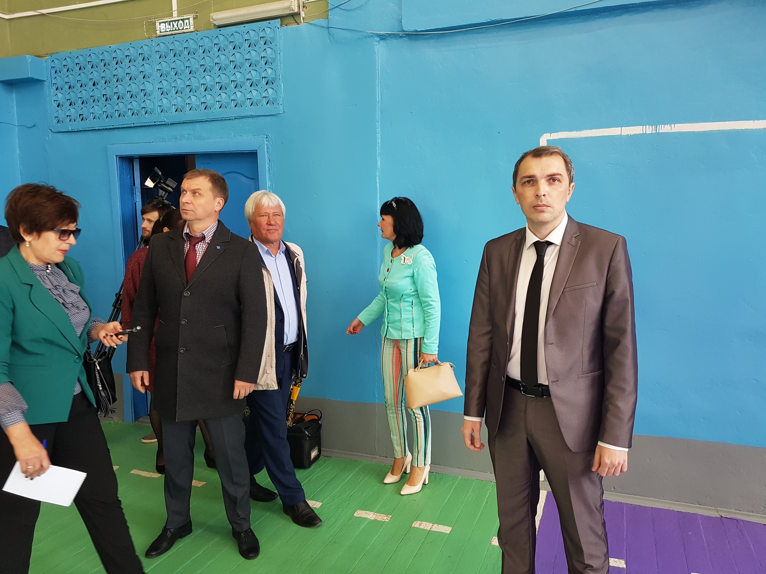 Директор Александр Сечко (справа) показал отремонтированный спортзал, в котором предстоит заменить окна, чтобы сохранять тепло Директор Александр Сечко (справа) показал отремонтированный спортзал, в котором предстоит заменить окна, чтобы сохранять тепло