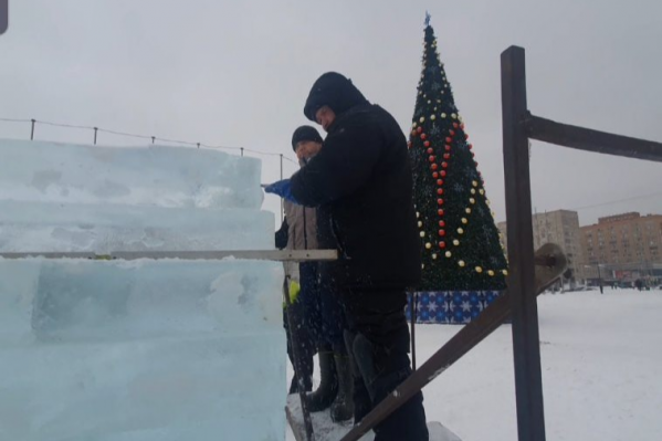Сейчас мастера только начали вырезать новогодних героев Сейчас мастера только начали вырезать новогодних героев