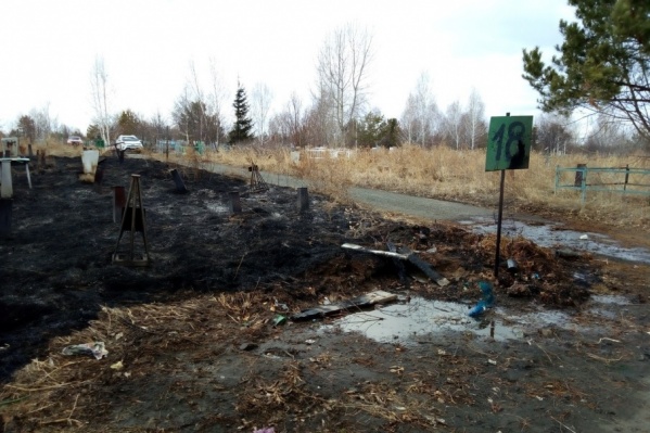 В основном сгорел 18-й квадрат кладбища В основном сгорел 18-й квадрат кладбища