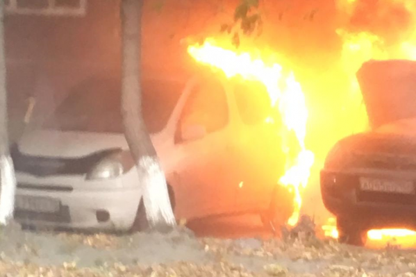 Автомобили загорелись рядом с остановкой «Плановая» на парковке недалеко от дороги Автомобили загорелись рядом с остановкой «Плановая» на парковке недалеко от дороги