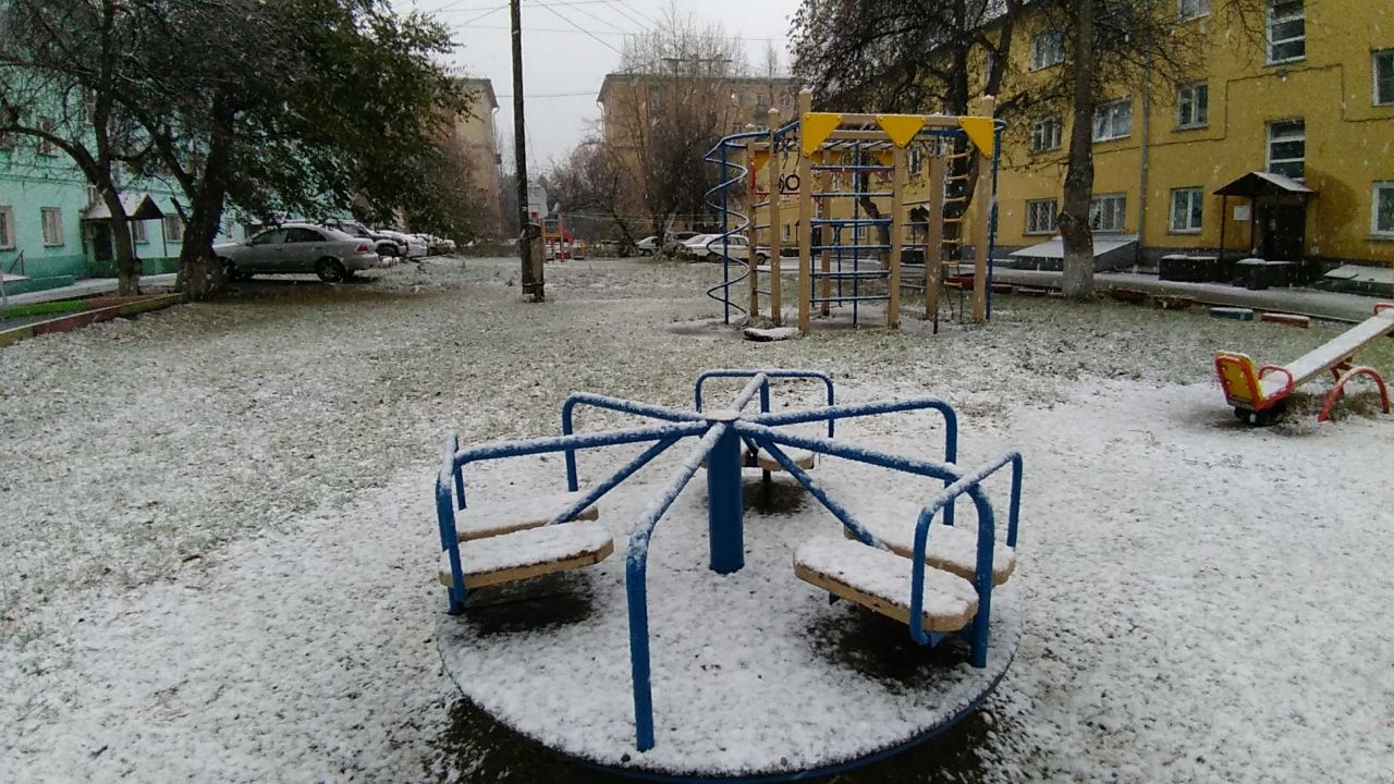 Близко новосибирск. НГС снег. Первый снег сегодня Новосибирск. Снег в Новосибирске сегодня. Новосибирск засыпало снегом.