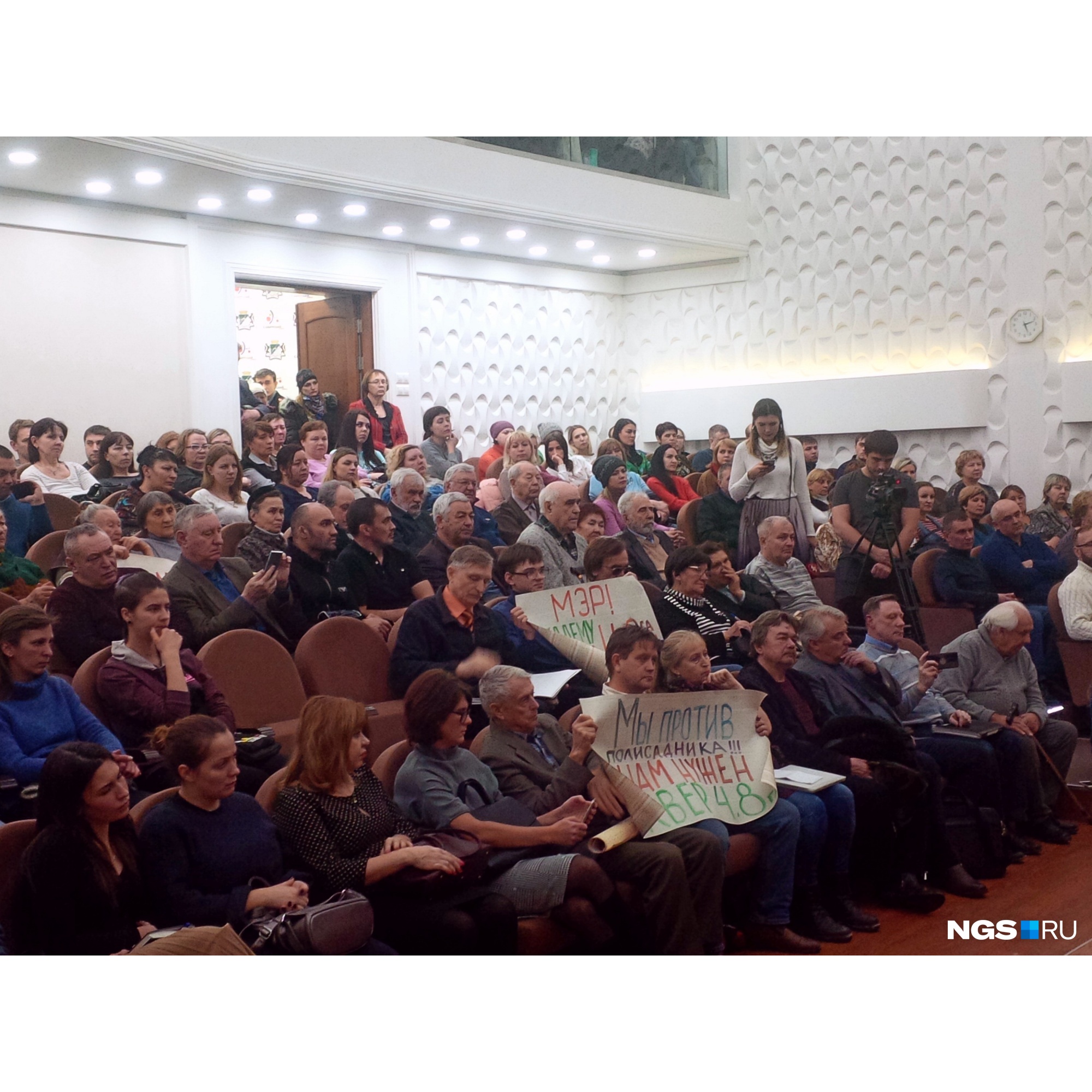 Несмотря на то, что Александр Ложкин несколько раз попросил присутствующих не превращать обсуждение в митинг, избежать этого всё равно не удалось Несмотря на то, что Александр Ложкин несколько раз попросил присутствующих не превращать обсуждение в митинг, избежать этого всё равно не удалось