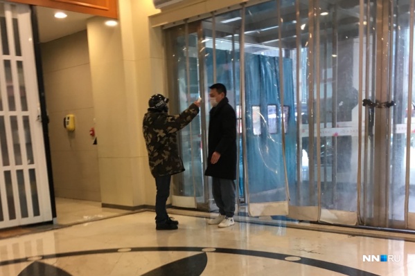 Во многих супермаркетах сначала проверяют температуру, прежде чем пустить внутрь Во многих супермаркетах сначала проверяют температуру, прежде чем пустить внутрь