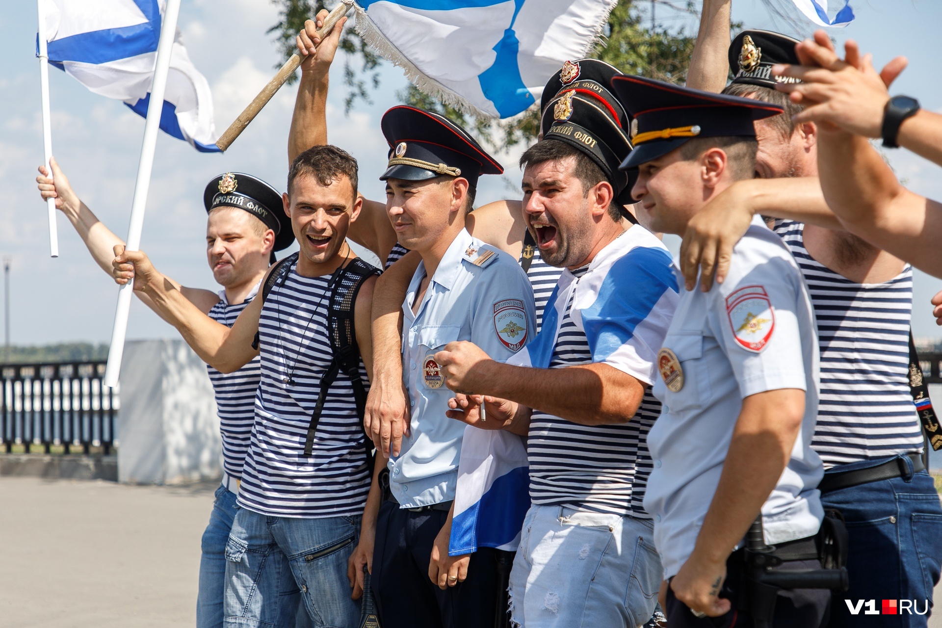 «В фонтанах не купались»: моряки оккупировали центр Волгограда и побратались с полицией