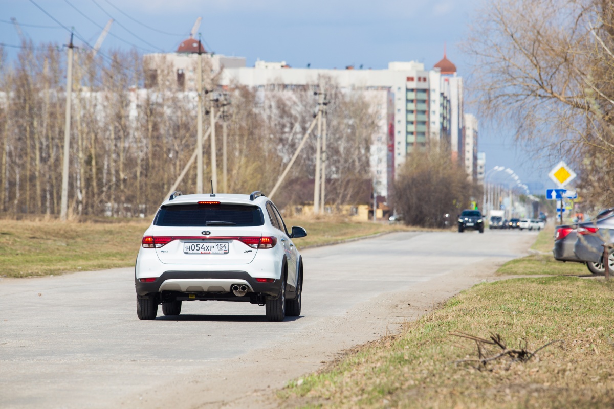 Как бы кроссовер: тест-драйв легковушки KIA, которая легко берет высокие бордюры