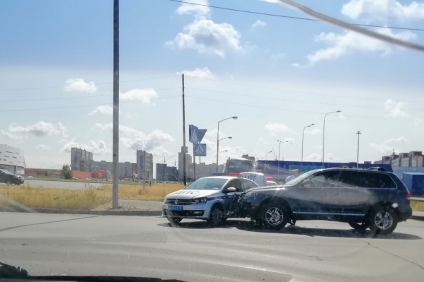 Удар пришёлся по водительской двери Удар пришёлся по водительской двери