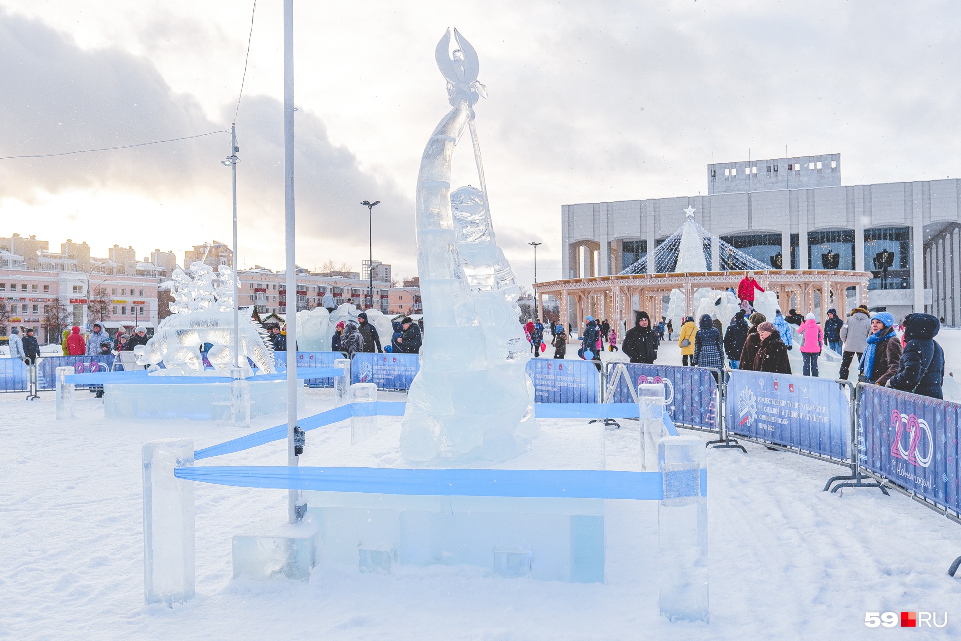 Лед для конкурса привезли из водоема Пермского края