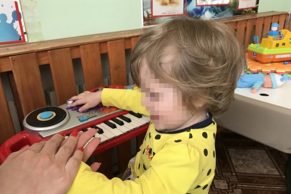 Ангелина восемь месяцев живет в доме ребенка. Сейчас она изменилась и, к счастью, в лучшую сторону, но так было не всегда Ангелина восемь месяцев живет в доме ребенка. Сейчас она изменилась и, к счастью, в лучшую сторону, но так было не всегда