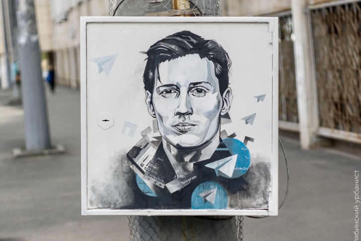 На плече у Павла Дурова приютился символ последнего его детища — мессенджера Telegram На плече у Павла Дурова приютился символ последнего его детища — мессенджера Telegram