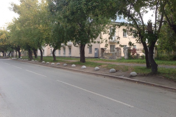 Теперь приезжающие в бизнес-центр автовладельцы не смогут поставить машины на газоне Теперь приезжающие в бизнес-центр автовладельцы не смогут поставить машины на газоне