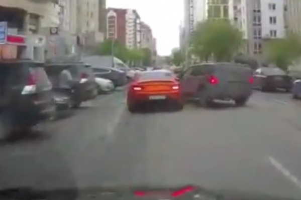 Hyundai поворачивал налево Hyundai поворачивал налево
