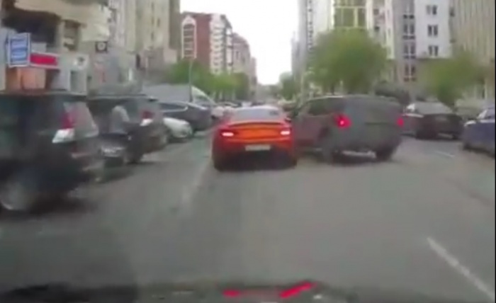 Hyundai поворачивал налево Hyundai поворачивал налево