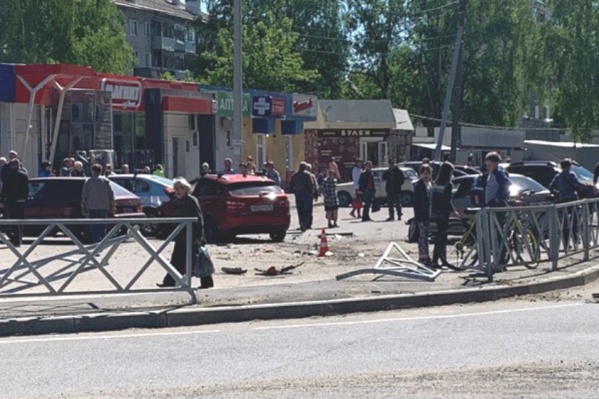 На тротуаре было полно людей На тротуаре было полно людей