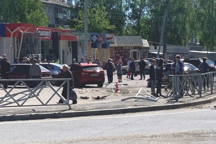 На тротуаре было полно людей На тротуаре было полно людей