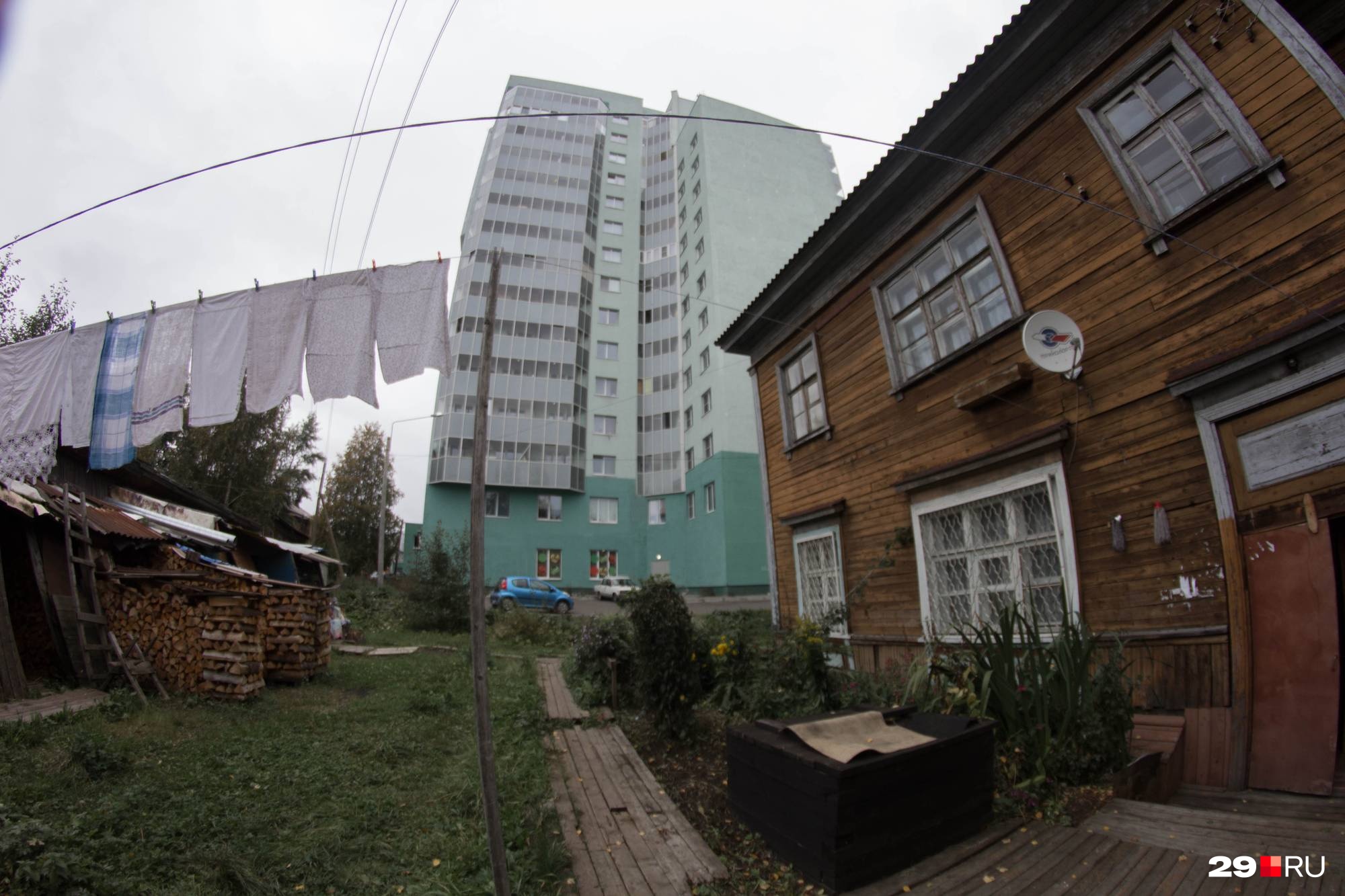 В Архангельске рядом с новостройками нередко видишь старые деревянные дома В Архангельске рядом с новостройками нередко видишь старые деревянные дома