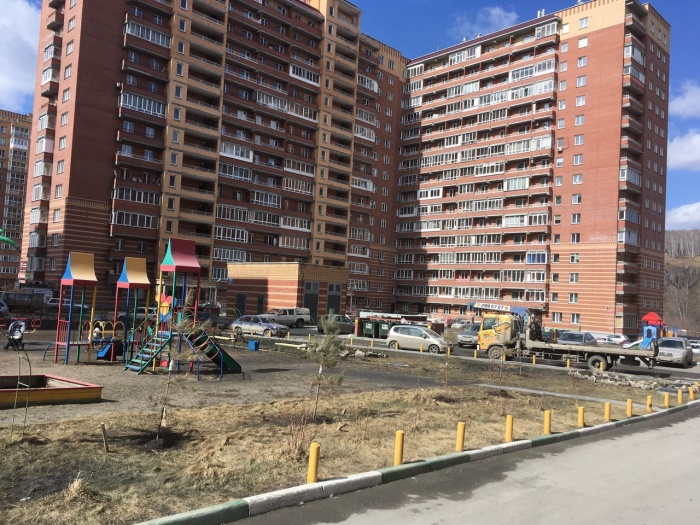Полиция держала двор оцепленным около часа Полиция держала двор оцепленным около часа