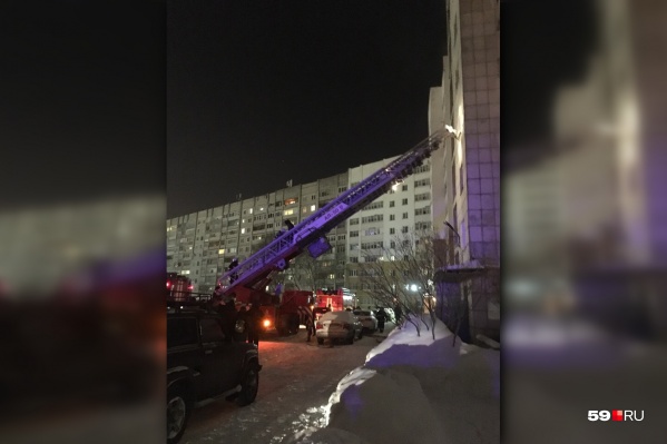 Пожар начался примерно в 19:40 в одном из подъездов жилого высотного дома на Грибоедова Пожар начался примерно в 19:40 в одном из подъездов жилого высотного дома на Грибоедова