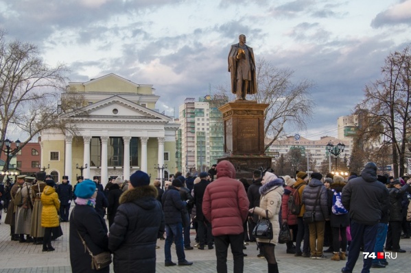 Открытие памятника осенью позапрошлого года несколько раз переносилось, но всё равно собрало людей Открытие памятника осенью позапрошлого года несколько раз переносилось, но всё равно собрало людей