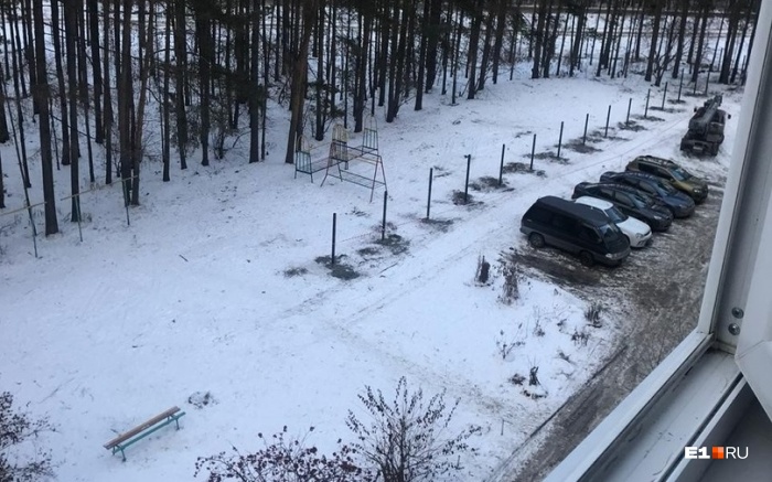 Забор появляется прямо посередине детской площадки Забор появляется прямо посередине детской площадки