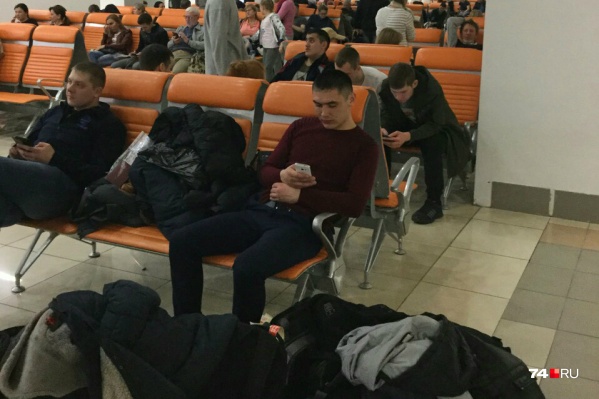 Туристы вынуждены по несколько часов ждать вылета своего рейса Туристы вынуждены по несколько часов ждать вылета своего рейса