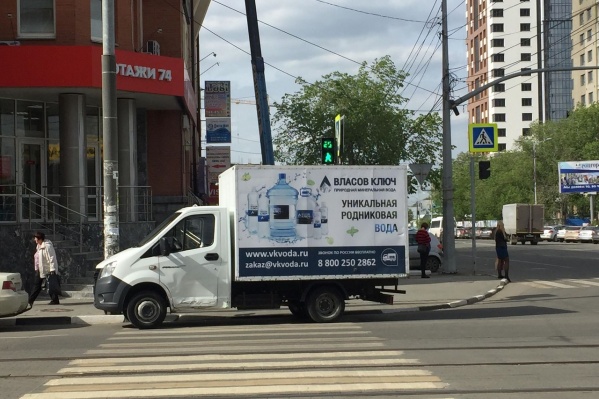 Парковаться нельзя даже в пяти метрах перед переходом, а уж бросать машину вот так — полное свинство. Ну или баранство Парковаться нельзя даже в пяти метрах перед переходом, а уж бросать машину вот так — полное свинство. Ну или баранство