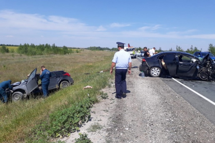 Ликвидировать последствия ДТП помогали спасатели Ликвидировать последствия ДТП помогали спасатели