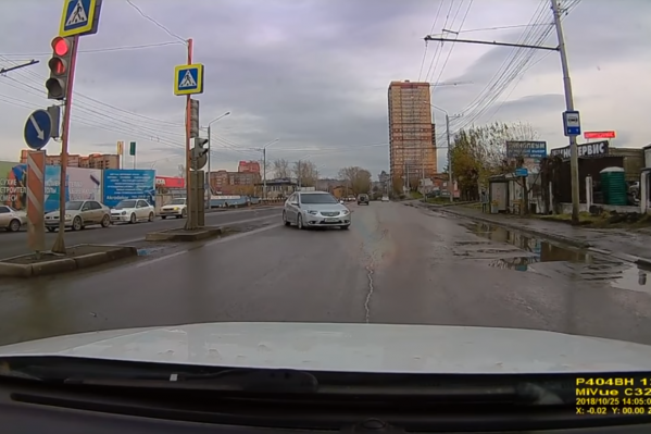 Пешеходов на переходе в этот момент не было Пешеходов на переходе в этот момент не было
