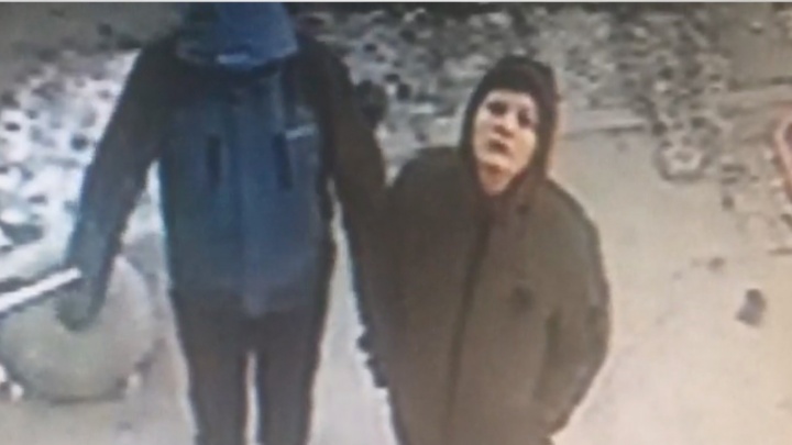 "Провели целую операцию": в районе Южного автовокзала двое юношей похитили розовый самокат