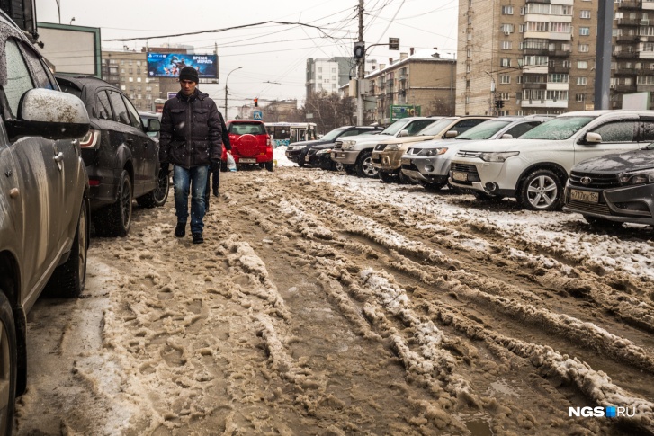 Сегодня передвигаться по городу было трудно и пешеходам, и автомобилистам Сегодня передвигаться по городу было трудно и пешеходам, и автомобилистам