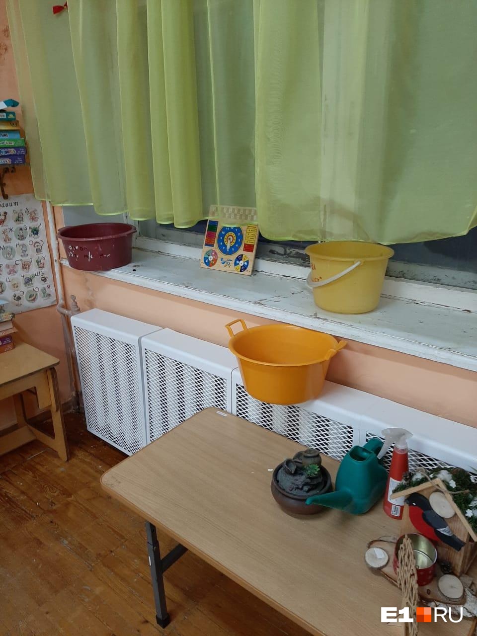 Приходится подставлять тазики Приходится подставлять тазики