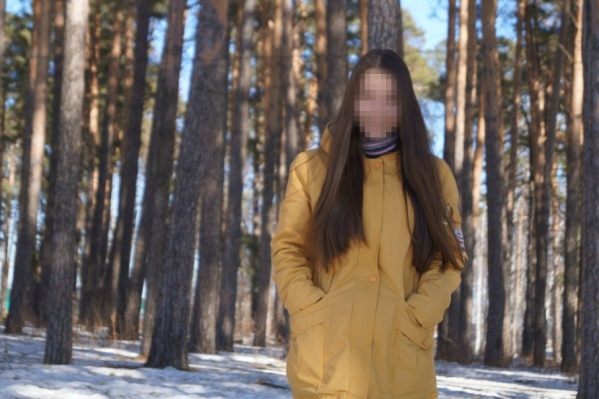 Девушка училась в выпускном классе Девушка училась в выпускном классе