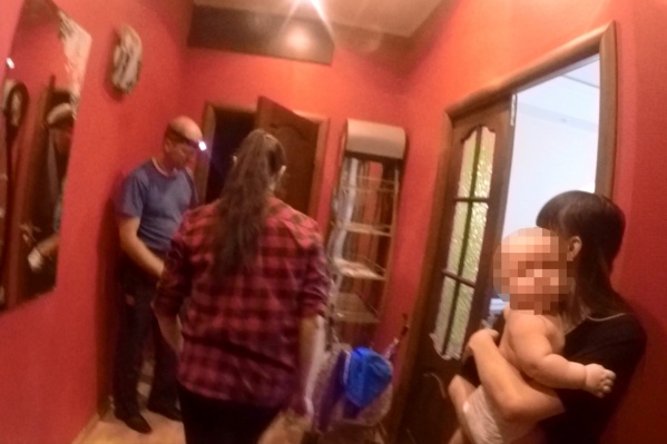 Наконец оказавшись на руках у мамы, малыш быстро успокоился Наконец оказавшись на руках у мамы, малыш быстро успокоился