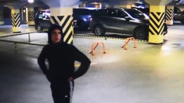 В Екатеринбурге задержали воришек, снимавших колеса с дорогих иномарок: видео