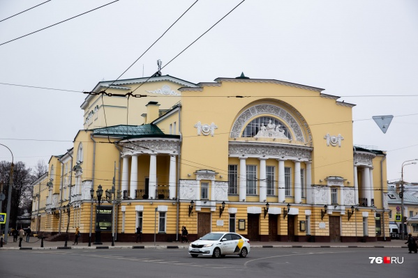 В Ярославле общественность разделилась на сторонников и противников объединения Волковского с Александринкой В Ярославле общественность разделилась на сторонников и противников объединения Волковского с Александринкой