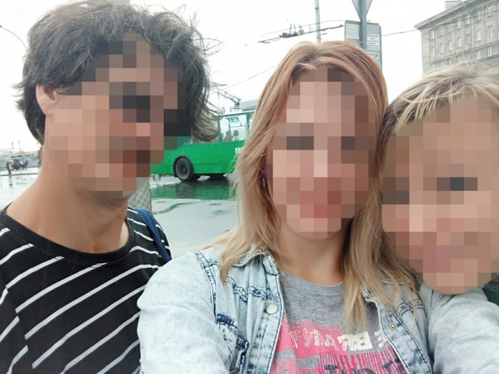 50-летнему мужчине грозит штраф или арест на 15 суток — на фото он слева, но его дочь попросила замазать лица на фото 50-летнему мужчине грозит штраф или арест на 15 суток — на фото он слева, но его дочь попросила замазать лица на фото