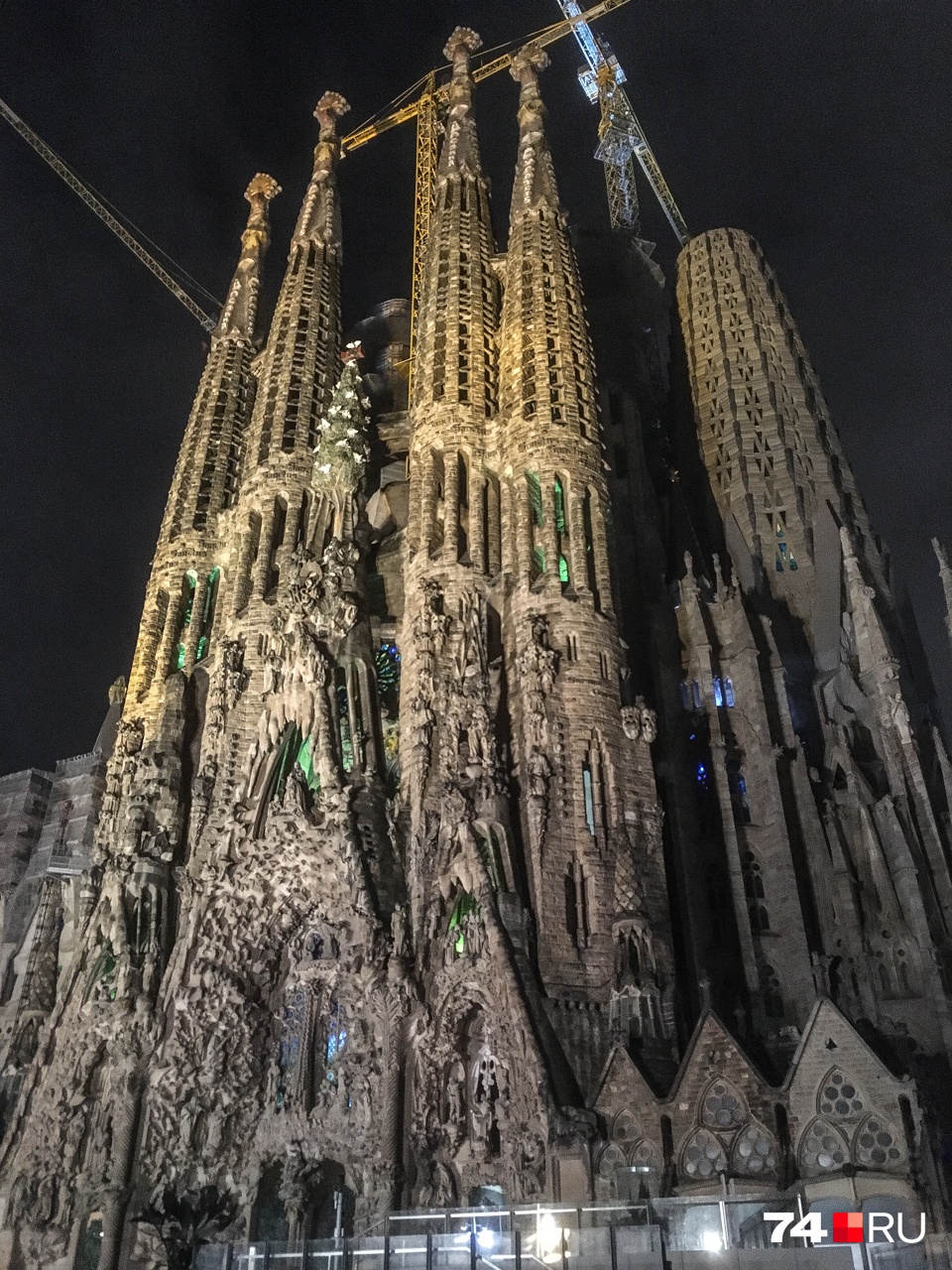 Наша первая цель: храм Sagrada Familia начали строить в 1882 году, а закончат, предположительно, в 2026 году, через сто лет после смерти Антонио Гауди Наша первая цель: храм Sagrada Familia начали строить в 1882 году, а закончат, предположительно, в 2026 году, через сто лет после смерти Антонио Гауди