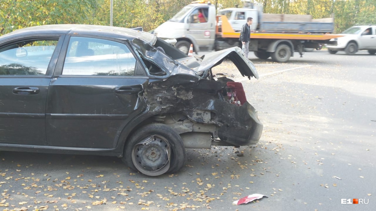 На Егоршинском подходе байкер на огромной скорости врезался в Chevrolet:  авария попала на видео | 25.09.2018 | Екатеринбург - БезФормата