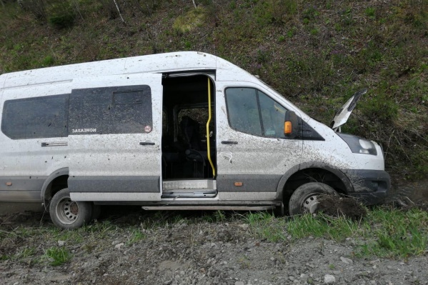 Водитель не справился с управлением, и микроавтобус Ford Transit опрокинулся Водитель не справился с управлением, и микроавтобус Ford Transit опрокинулся