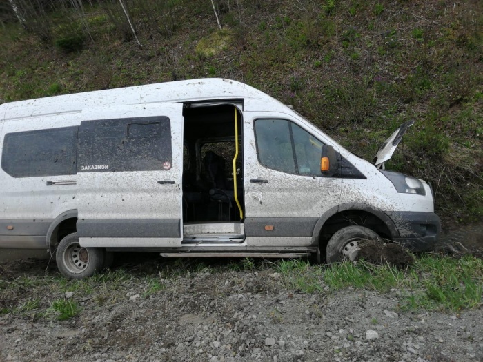Водитель не справился с управлением, и микроавтобус Ford Transit опрокинулся Водитель не справился с управлением, и микроавтобус Ford Transit опрокинулся