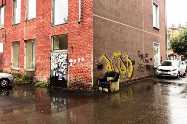 Фотографию изрисованного дома на Красрабе служба городовых разместила на своей странице с подписью: «Доска позора» Фотографию изрисованного дома на Красрабе служба городовых разместила на своей странице с подписью: «Доска позора»