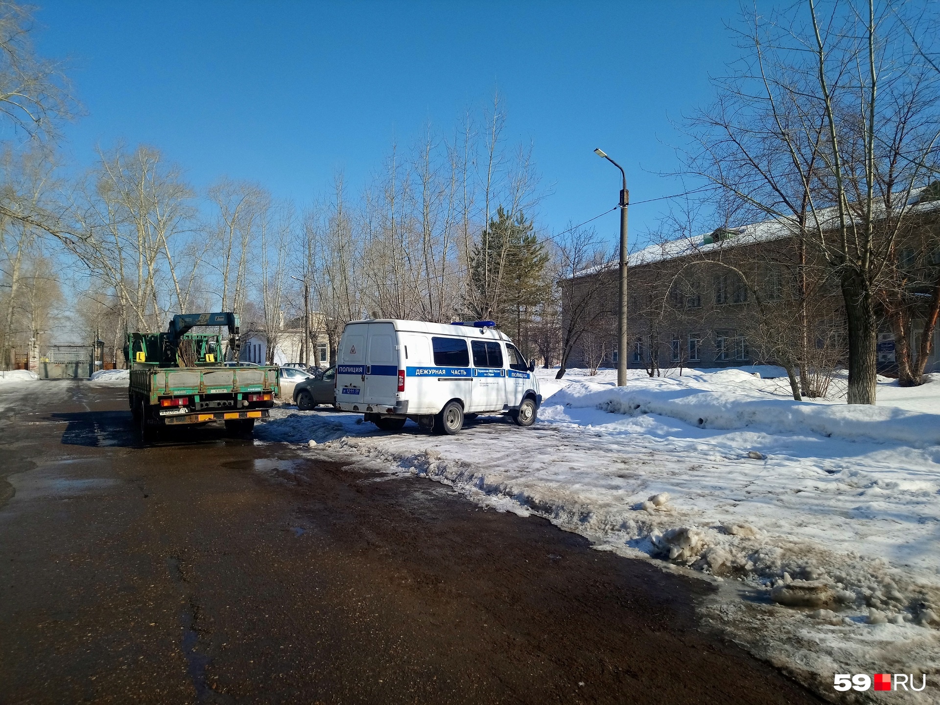 Полиция дежурит у «Прикладной химии» Полиция дежурит у «Прикладной химии»