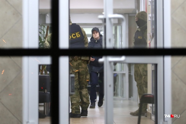 Накануне только в челябинском офисе силовики удерживали около 500 сотрудников компании Накануне только в челябинском офисе силовики удерживали около 500 сотрудников компании