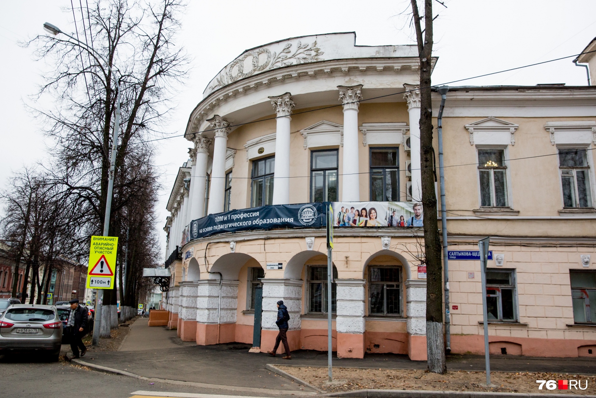 На рекламе и журналистике вообще нет бюджетных мест. Стоимость обучения за один год — 132 802 рубля На рекламе и журналистике вообще нет бюджетных мест. Стоимость обучения за один год — 132 802 рубля