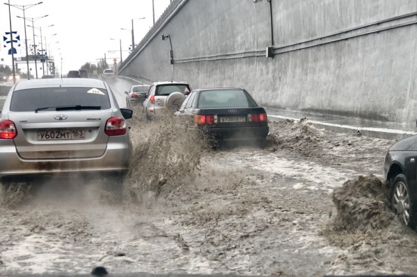 Вся вода стекает в тоннель Вся вода стекает в тоннель