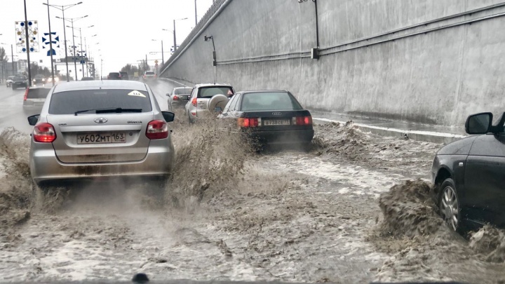В Самаре затопило тоннель на пересечении Московского шоссе и проспекта Кирова