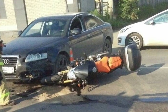 Мотоцикл остался под иномаркой Мотоцикл остался под иномаркой
